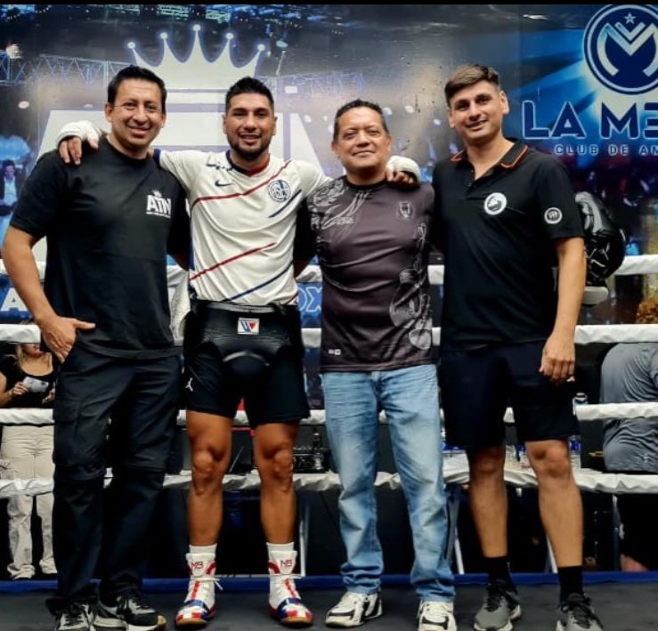 Alejandro El Cuervo Silva arriba del ring junto a su equipo